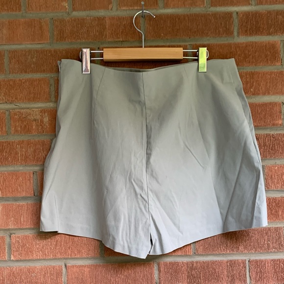 ASOS PLUS SIZE tailored stretch shorts - Picture 2 of 3